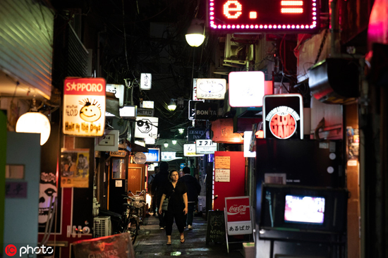 东京新宿区的日与夜 笑对拥挤也是一种生活方式 黄金街