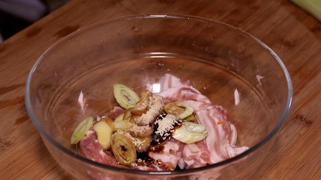 瘦肉怎么炒才能软嫩而不干硬 ec1d940efd374a5f83b2e47358c4b773.jpeg