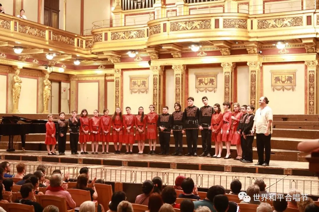 德阳市实验小学校红蜻蜓合唱团穿上哈尼族服装在世界舞台唱响中国旋律