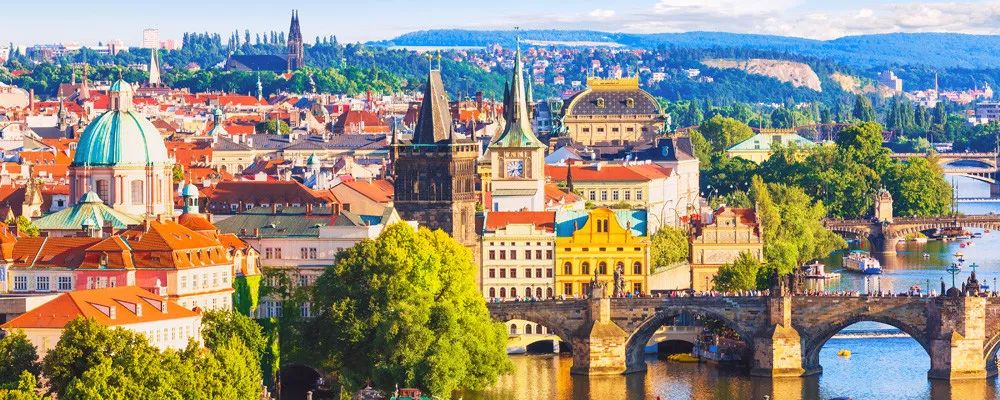 prague astronomical clock 是布拉格老城区的标志性建筑,属于捷克