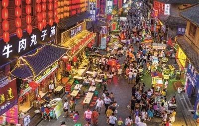 老城十字街,人来人往,十分热闹 1 在老城西大街,市民在排队喝汤 1 在