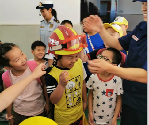 小学生参观消防队 零距离学习消防知识