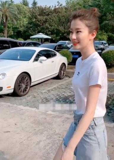 乔欣花园里散步豪车遍地却被半身裙抢镜贫穷限制了我的审美