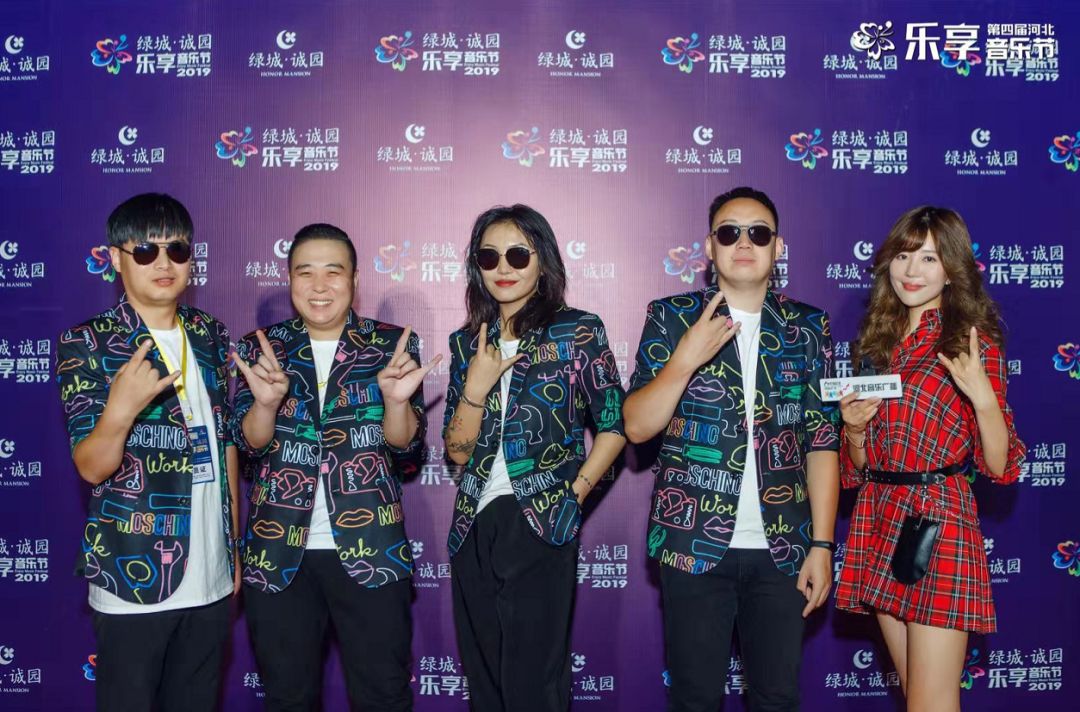 南无乐队男乐手竟然穿着泳衣就上台了