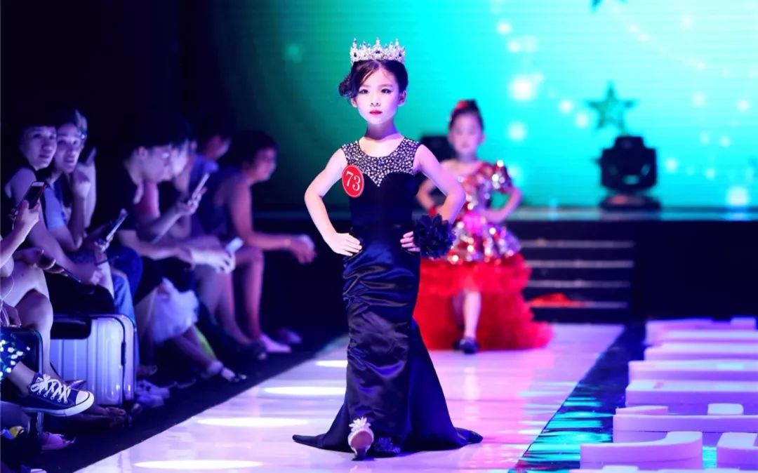 时尚中国秀完整版 228bd7ea90b94f899a32b57ecb2642c2.jpeg