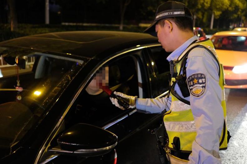 合肥街头出现大批警察!警灯闪烁.