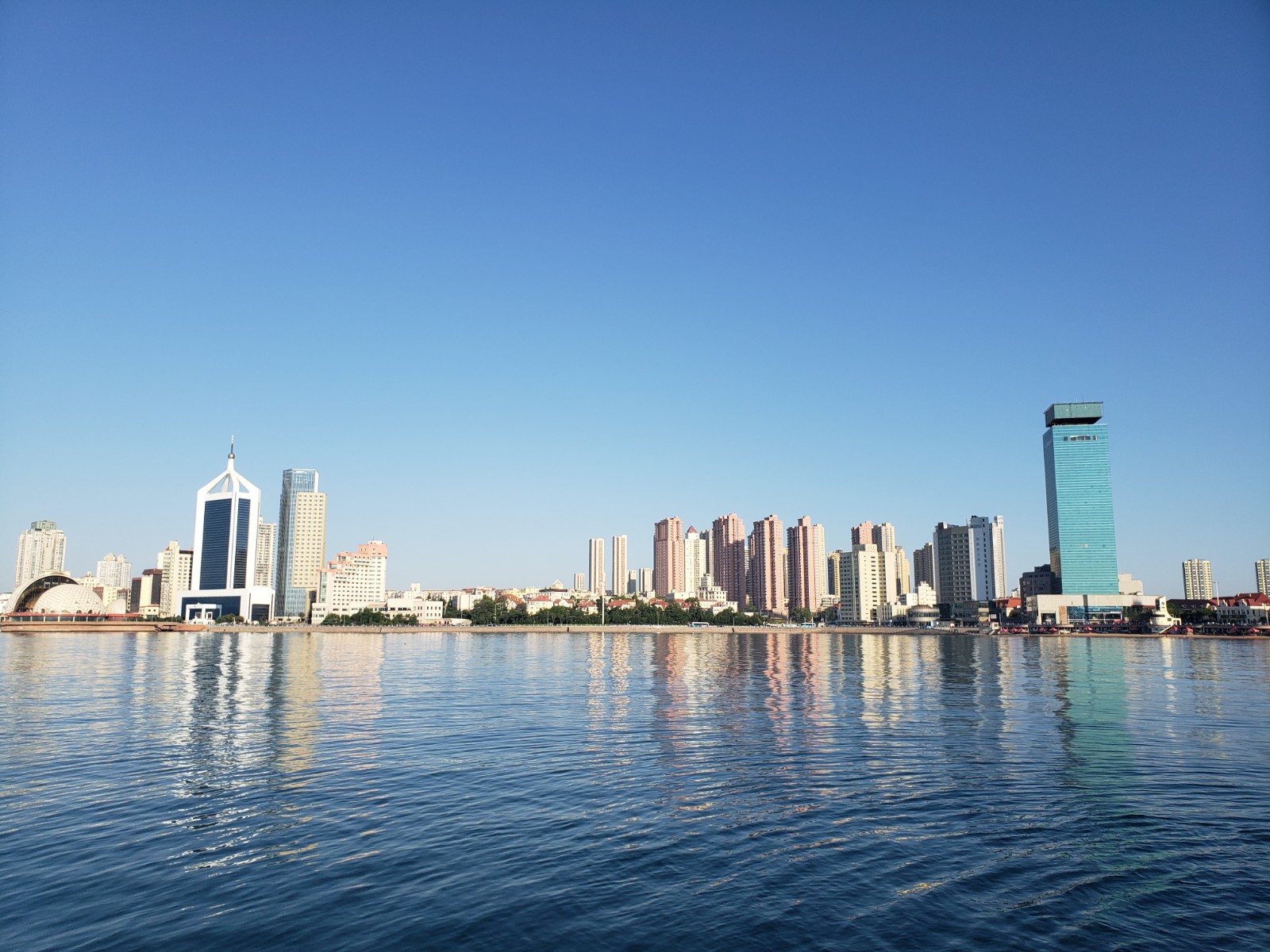 青岛十景之一,青岛栈桥见证了中国海军力量的