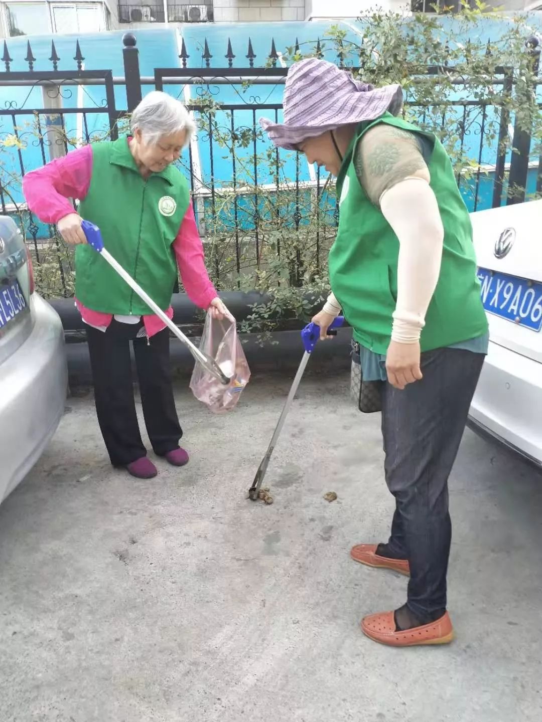 垃圾堆捡内衣和袜子_垃圾堆捡女士内衣(2)