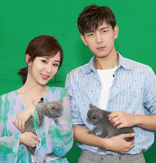 疑似恋情曝光?被拍杨紫与李现手牵手逛街,网友:坐等官宣了