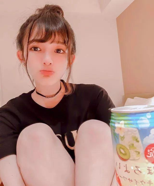 原创幽默笑话:一个丈夫每次看到长腿高个的美女,总是会评论一番