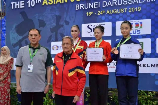 员池再林代表中国队荣获第十届亚洲青少年武术锦标赛的女子剑术冠军