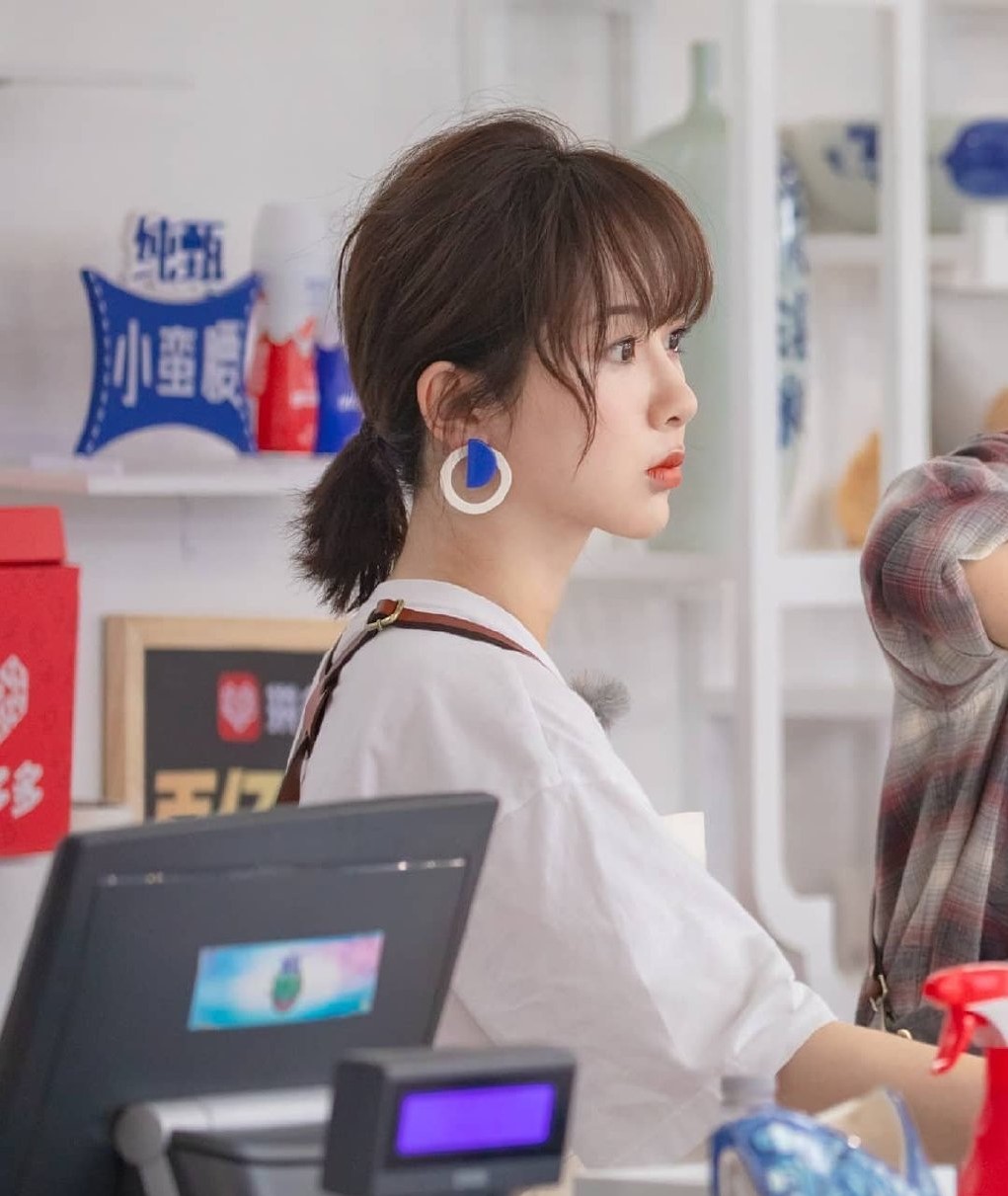 《中餐厅》杨紫的新造型,被减龄发带美到了