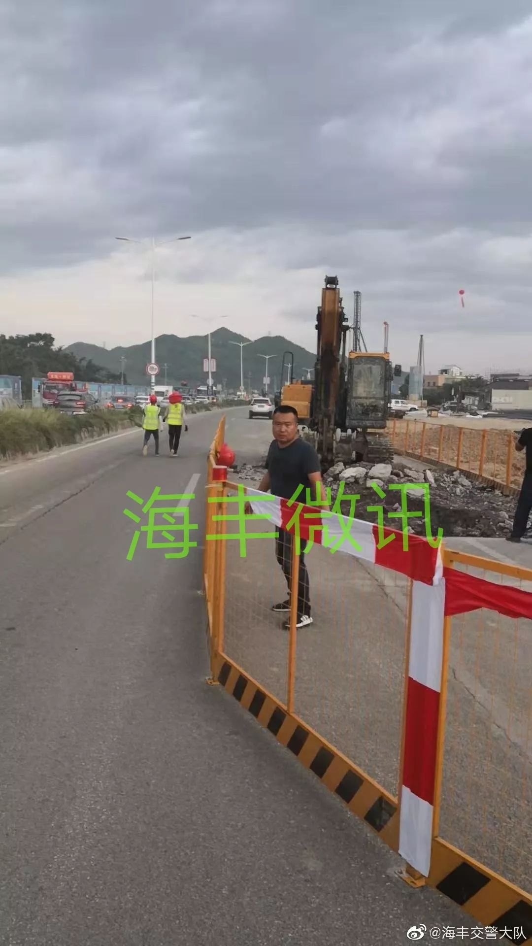 突发!海汕公路梧围路段路面发生下陷,引发堵车