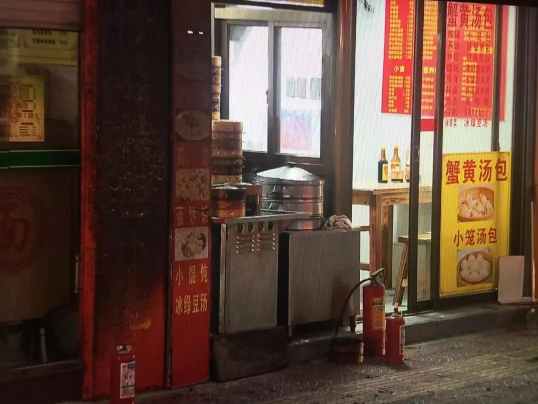 【爆炸新闻】惊险!厦门一小吃店门口液化气罐突然起火,两人烧伤