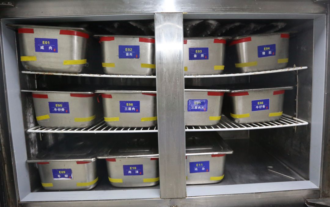 厨房整洁,无油污水池分类使用,按照色标管理冰箱摆放整齐三防设施索