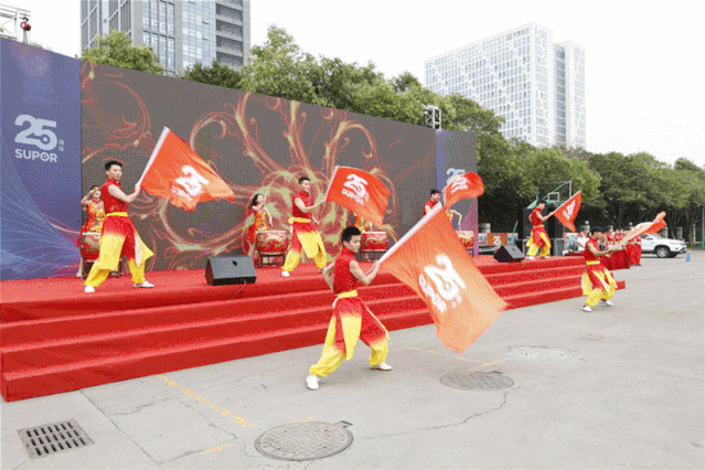 猛戳下面视频 ↓↓↓↓↓↓↓↓ 一段精彩的开场旗鼓舞 瞬间带起全天