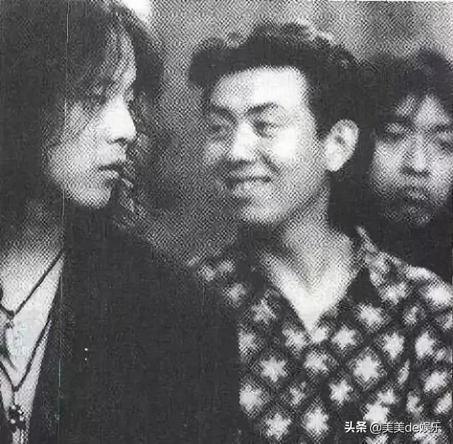 1993年他和张楚,何勇被称为"魔岩三杰."