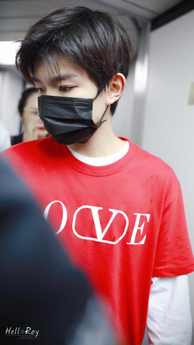 190721 甜到上头的红衣男孩王源现身成都机场 今日份小飞人已上线