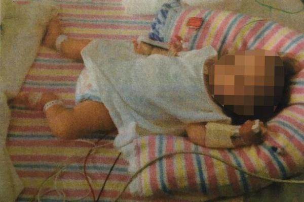                     澳洲一对父母坚持给幼女吃素，19个月体重不到5公斤，已被起诉