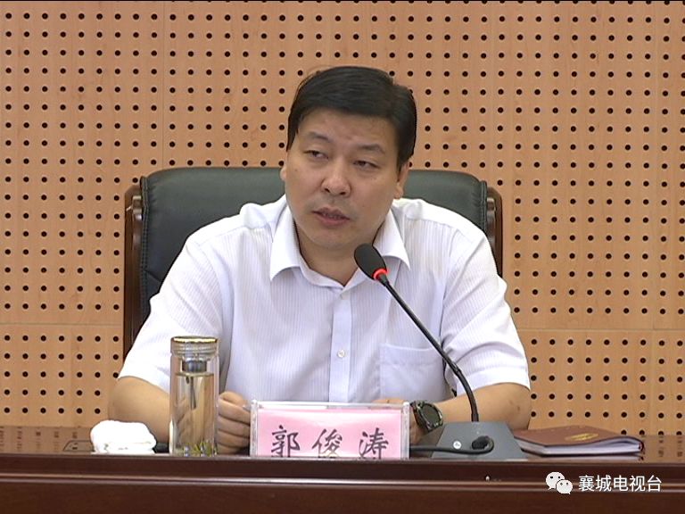 会上,郭俊涛向全县老干部通报了上半年我县经济社会各项事业发展情况