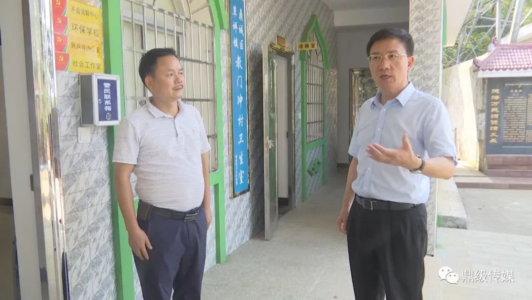 日前,鼎城区委副书记,区人民政府区长朱金平深入草坪镇,调研指导脱贫