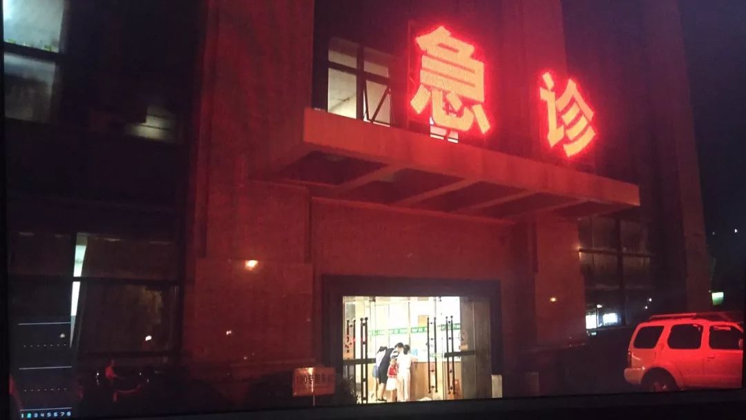 【爆炸新闻】惊险!厦门一小吃店门口液化气罐突然起火,两人烧伤