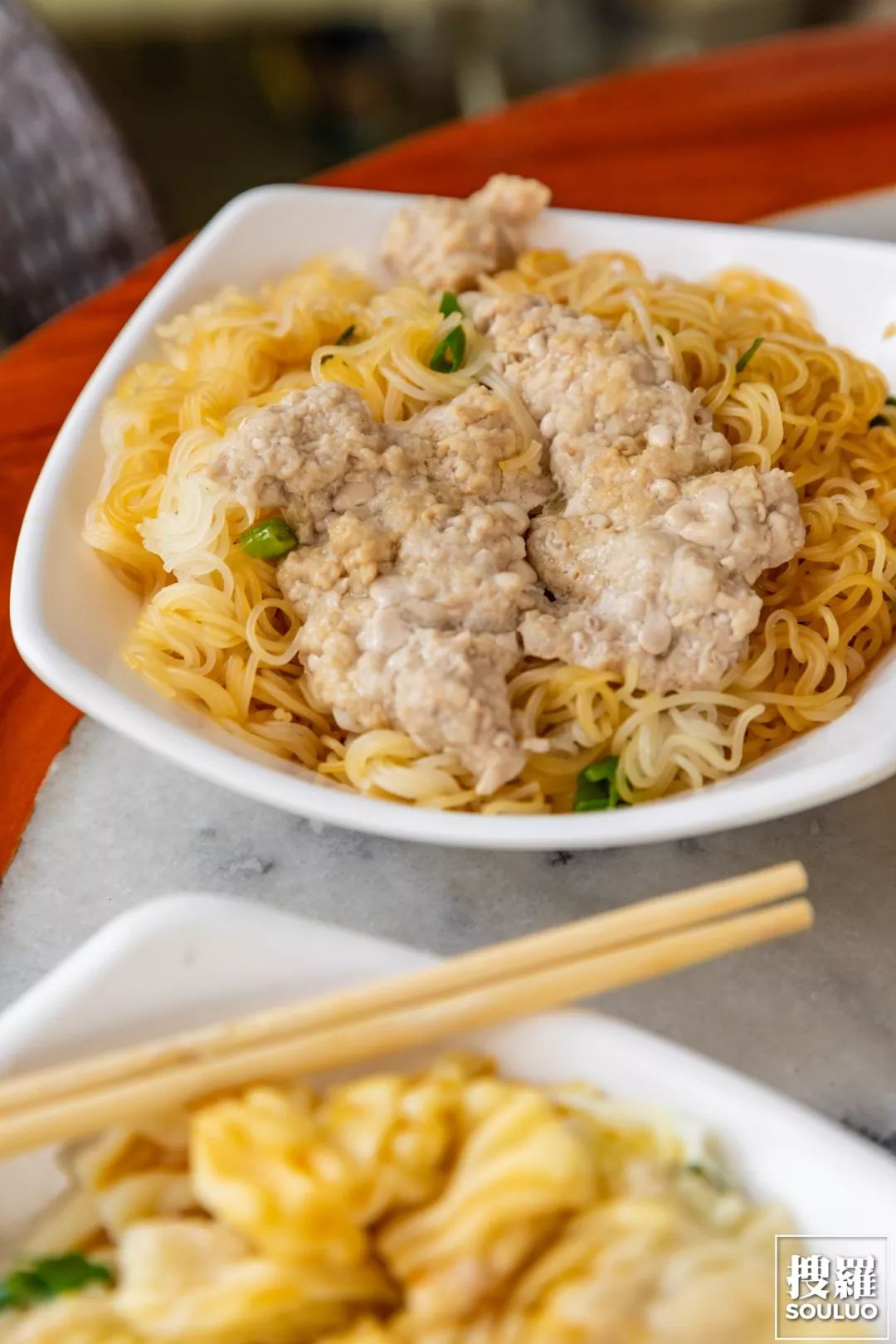 蒸米粉上的肉很像小时候奶奶蒸瘦肉汁的口感.