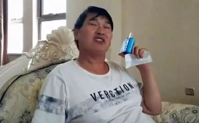 大衣哥给儿子开金店主动在店里唱歌招揽客户他真的非常聪明