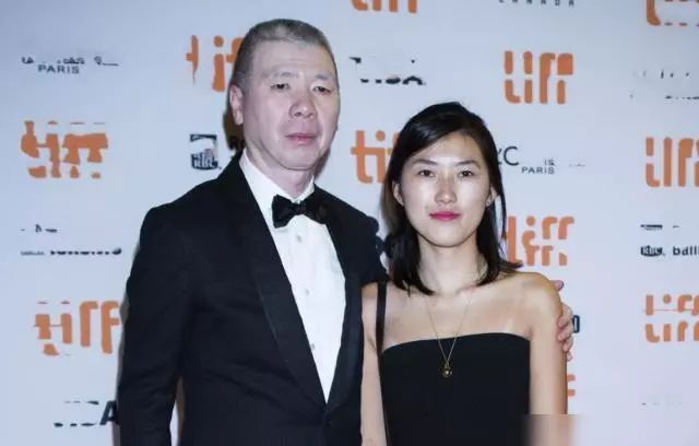 冯小刚两段婚史两个女儿大女儿冯思羽与养女徐朵罕见同框