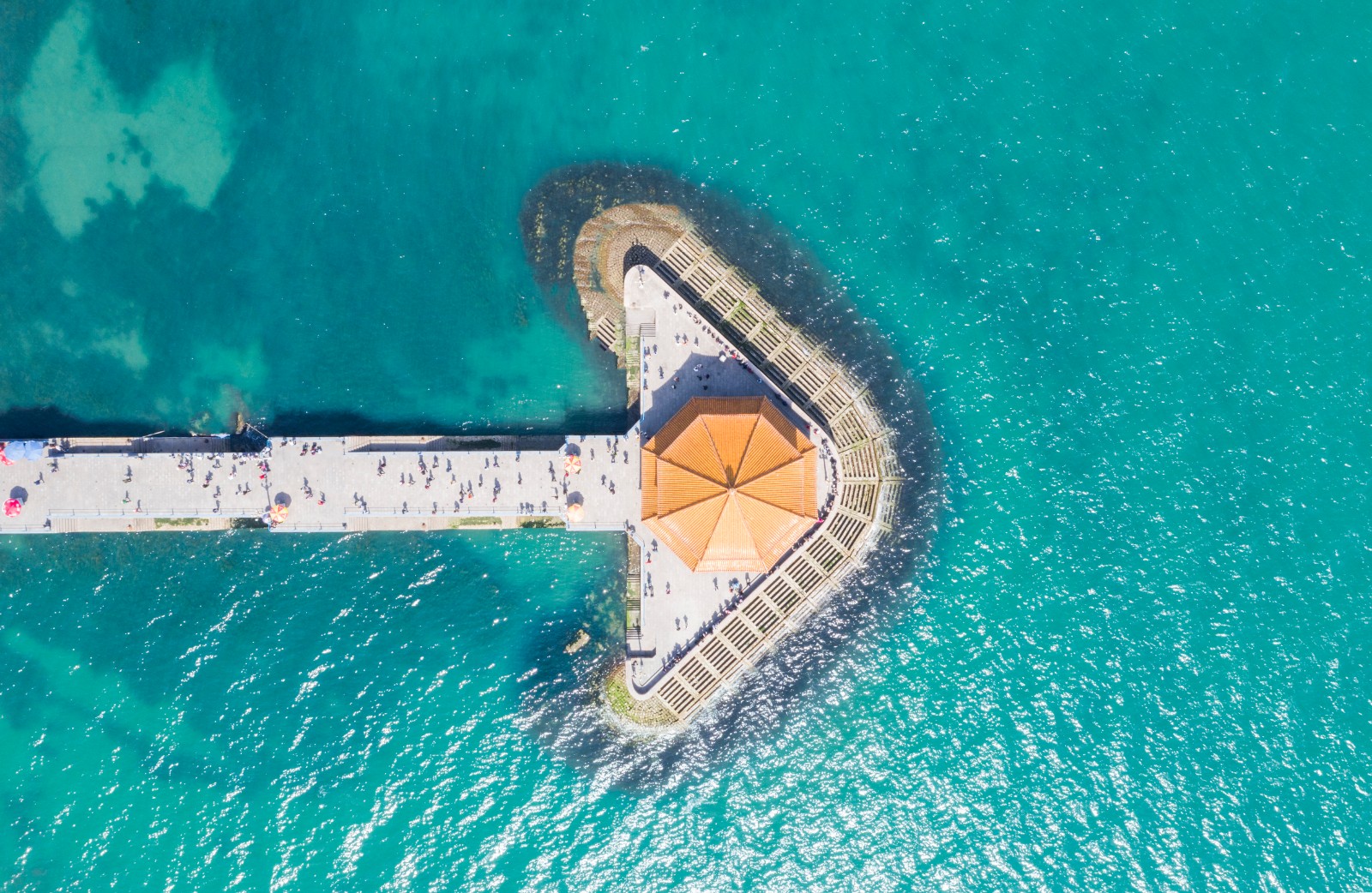 青岛十景之一,青岛栈桥见证了中国海军力量的