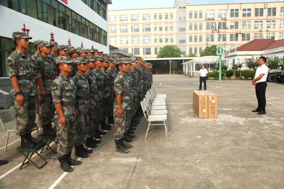 中建三局一公司华东公司慰问"南京路上好八连"所在73181部队官兵