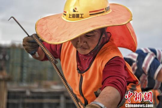 铁人口号干活_工地干活图片