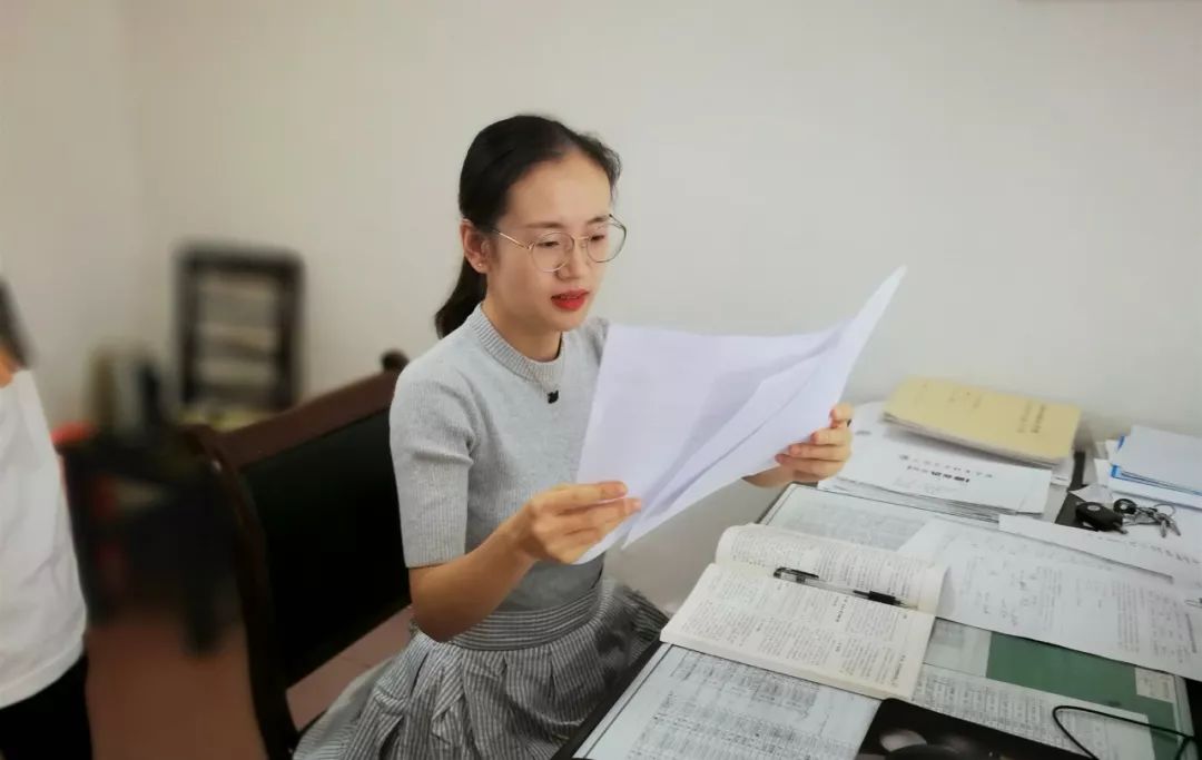 袁萌在繁重的教学任务的同时,他积极担任班主任工作,关注每一个学生的