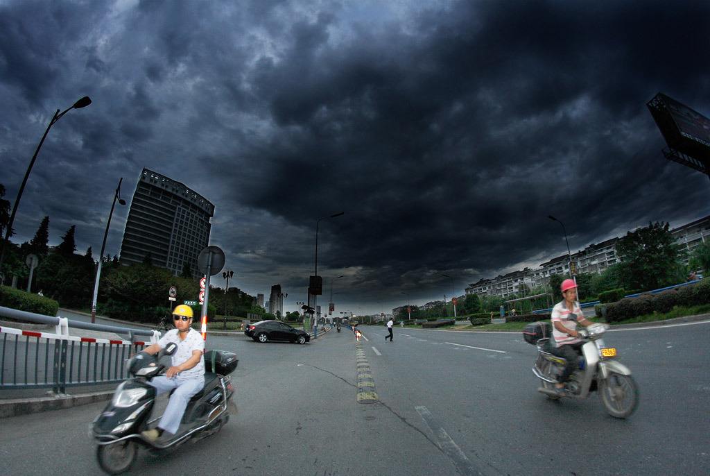 急!台风"白鹿"将正面袭击广东,特大暴雨极易致灾