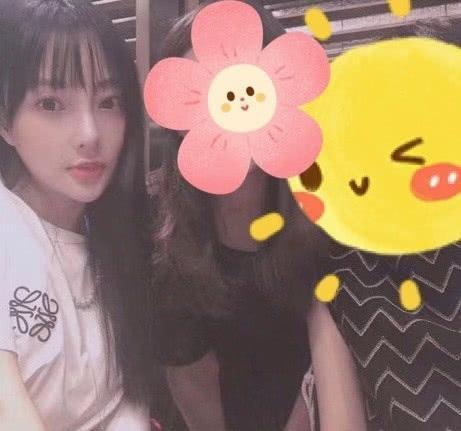 李小璐带女儿出席朋友聚会甜馨美得像洋娃娃小璐惊现蛇精脸