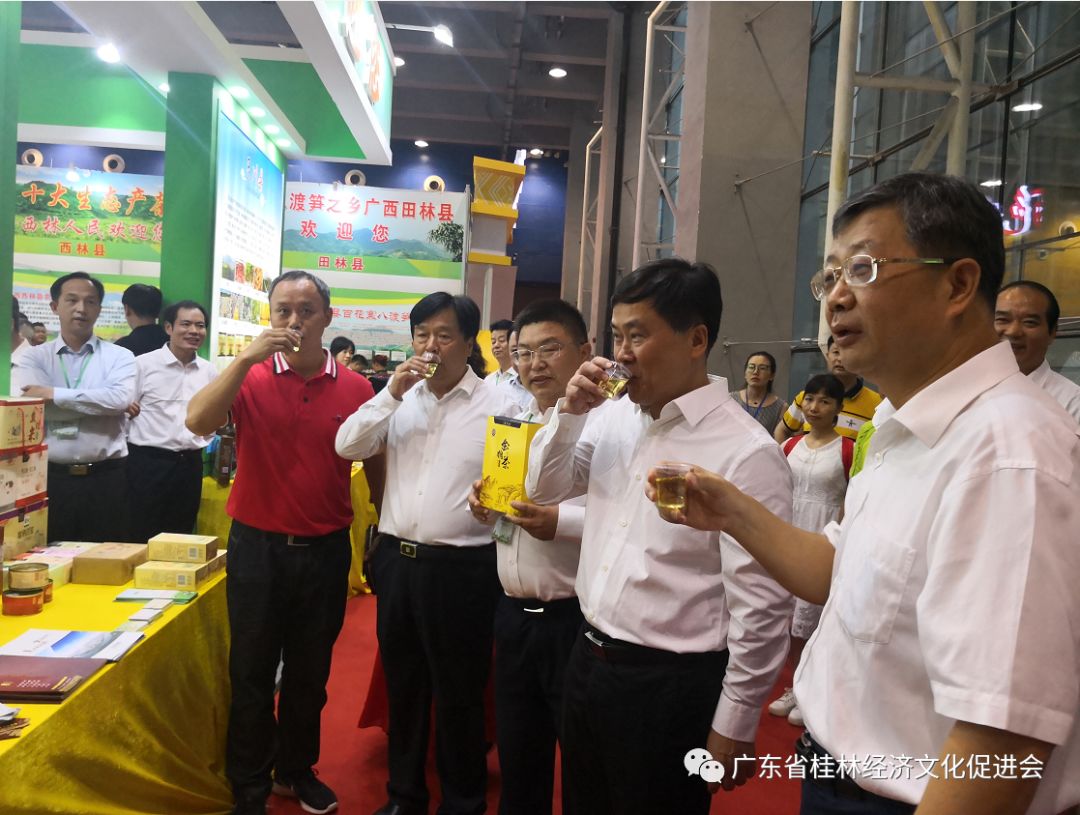 桂林市政府秦春成市长,谢灵忠副市长,区林业厅谢东副厅长,我会唐嘉民