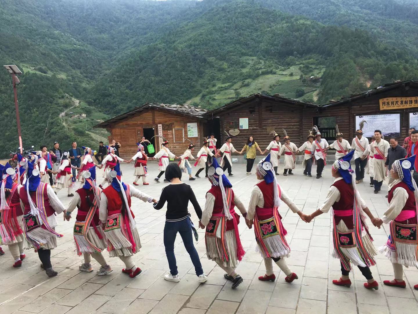 同乐傈僳族山寨澜沧江畔山羊的歌舞更加欢快