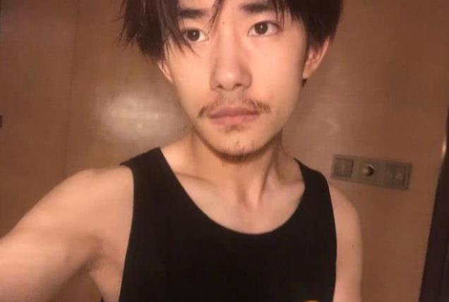 男生怎么自拍出高颜值照片 c180ae22b4e34f89b5028bf0675bcf32.jpeg