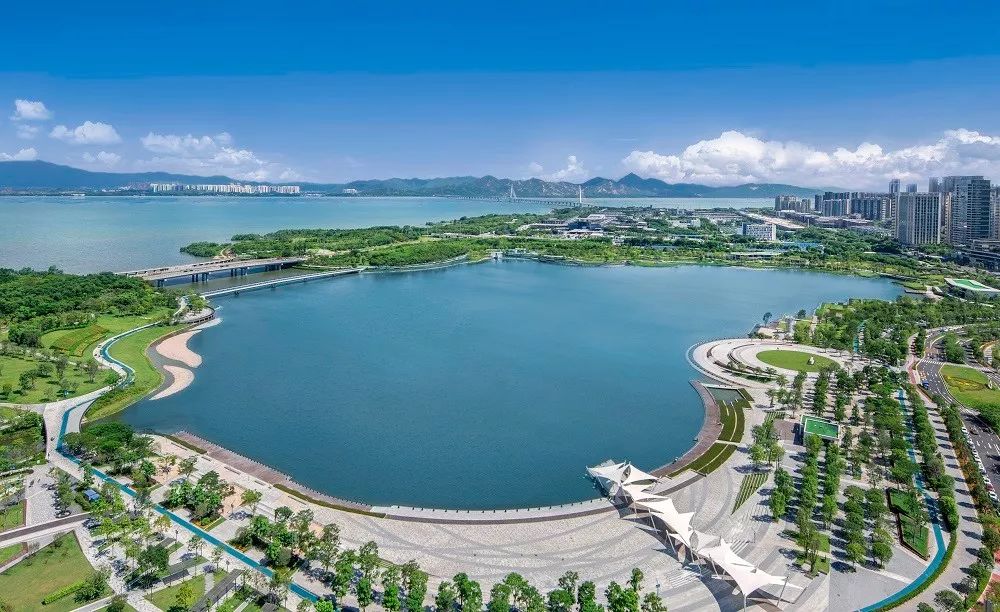 站在瑞府俯瞰,入眼便是人才公园内湖与深圳湾海平面,左前方是福田