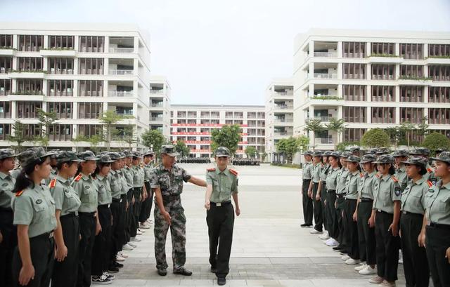 8月21日,在融安县高级中学操场,一名军事教官在指挥学生进行齐步走