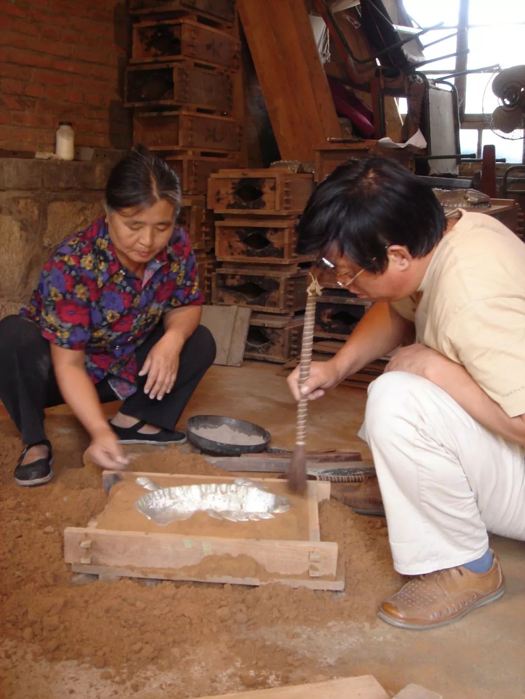 制作砂模潍坊仿古铜器的铸造,采用独特的"竖箱翻砂法"法,需要经过制模