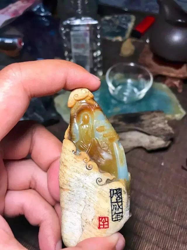 巴掌大的大马坎翡翠原石,巧雕出货欣赏一下