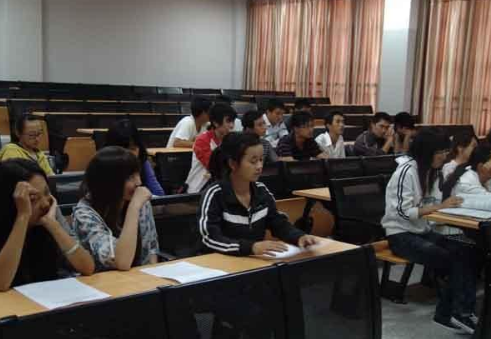 大一新生入学如何自我介绍?10个学生会会长,有