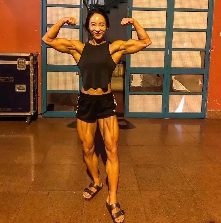 肩宽腰细也是她身材的一大亮点,其臀腿肌肉更是击败了前奥赛女子冠军.