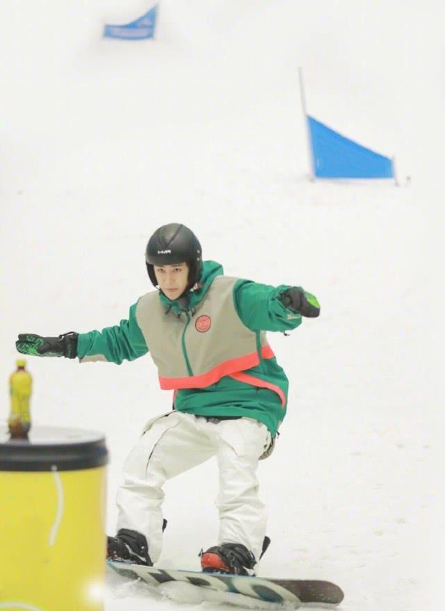 王一博参加综艺使用滑板滑雪,谁注意他的表情网友:不