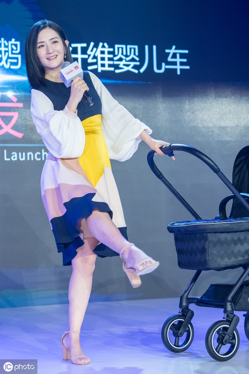 一组女主持人谢娜大笑照,最后一张的女神彻底放飞自我