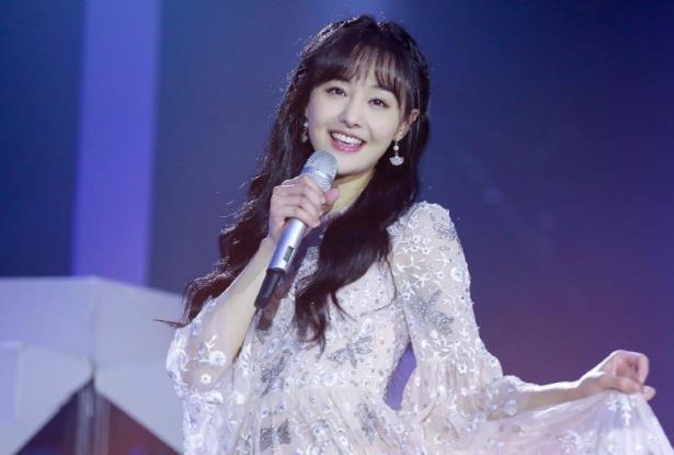 郑爽生日会演唱《爱的华尔兹》,换上白色长裙,网友:美