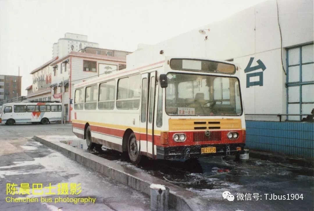 这个车型是80年代末天津客车装配厂推出的tj346型旅行车,天津公交的各