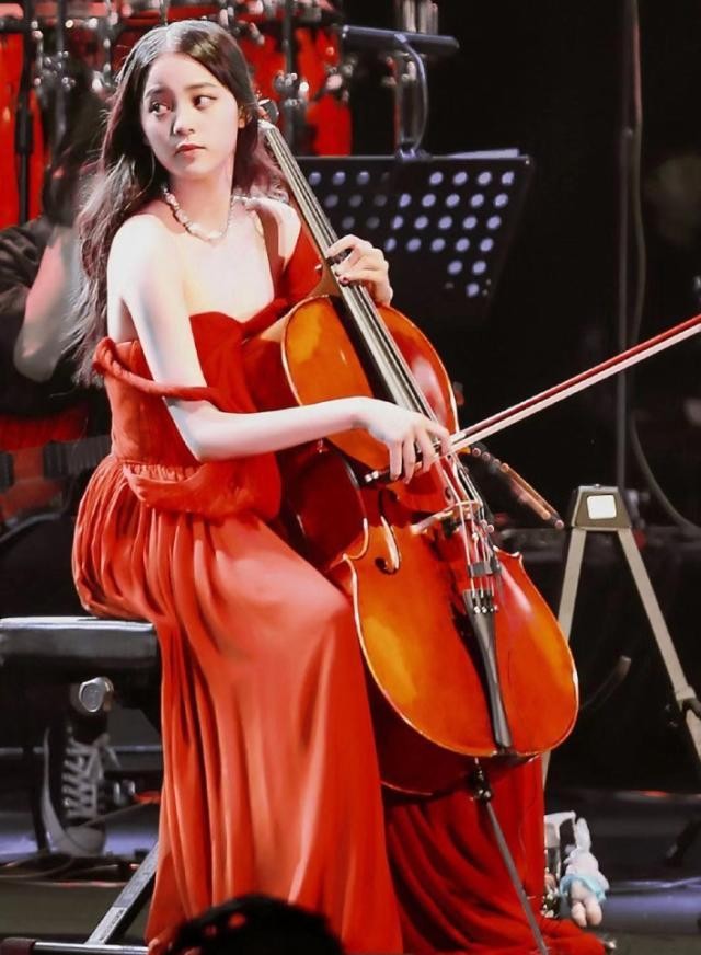 音乐会现场女歌手 1d8550548ceb4068b4fbbea136ab6cef.jpeg