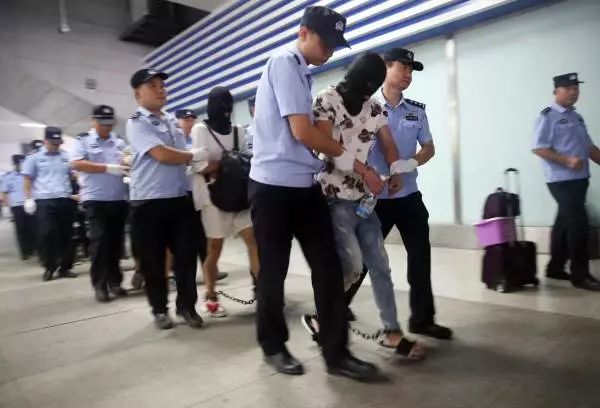 郑州警方从成都押回39名嫌疑人 172万引出特大电信诈骗案